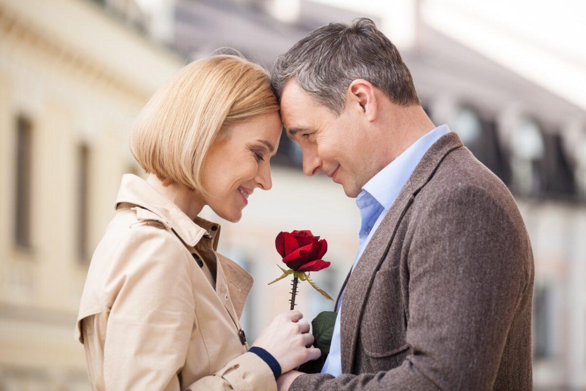 Image of Couple kissing